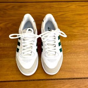 Adidas men’s 7.5,Tyshawn Sneakers. Excellent condition. Worn once